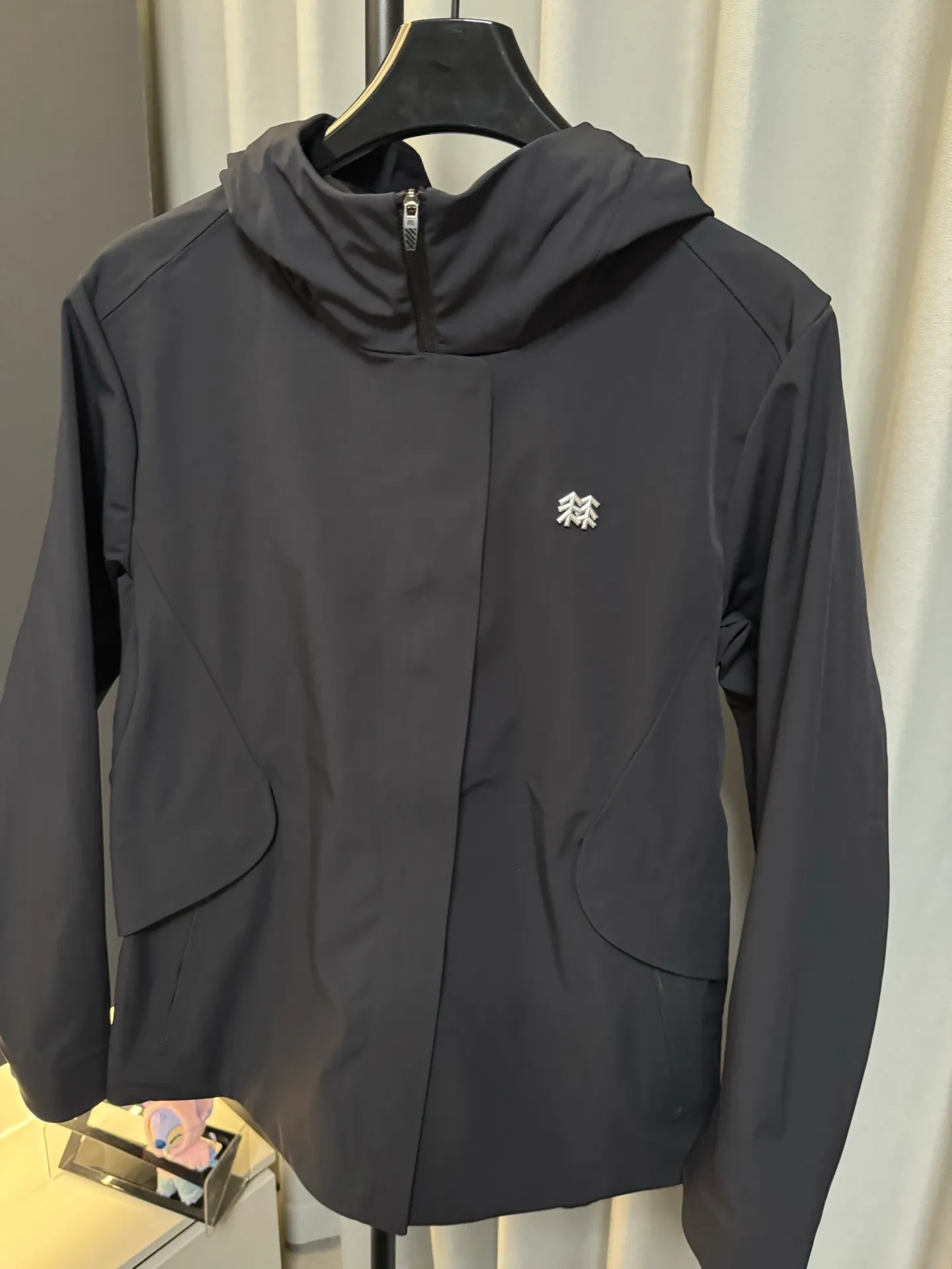 [Premium Replica] KOLON SPORT/Kolon 26Fw Autumn and Winter New Arrival Outdoor Soft Shell Jacket Women's Breathable Waterproof Windproof 3L TECHSHELL Soft Shell Magnetic Hooded Jacket (Black) Size: s/m/l/xl/xxl